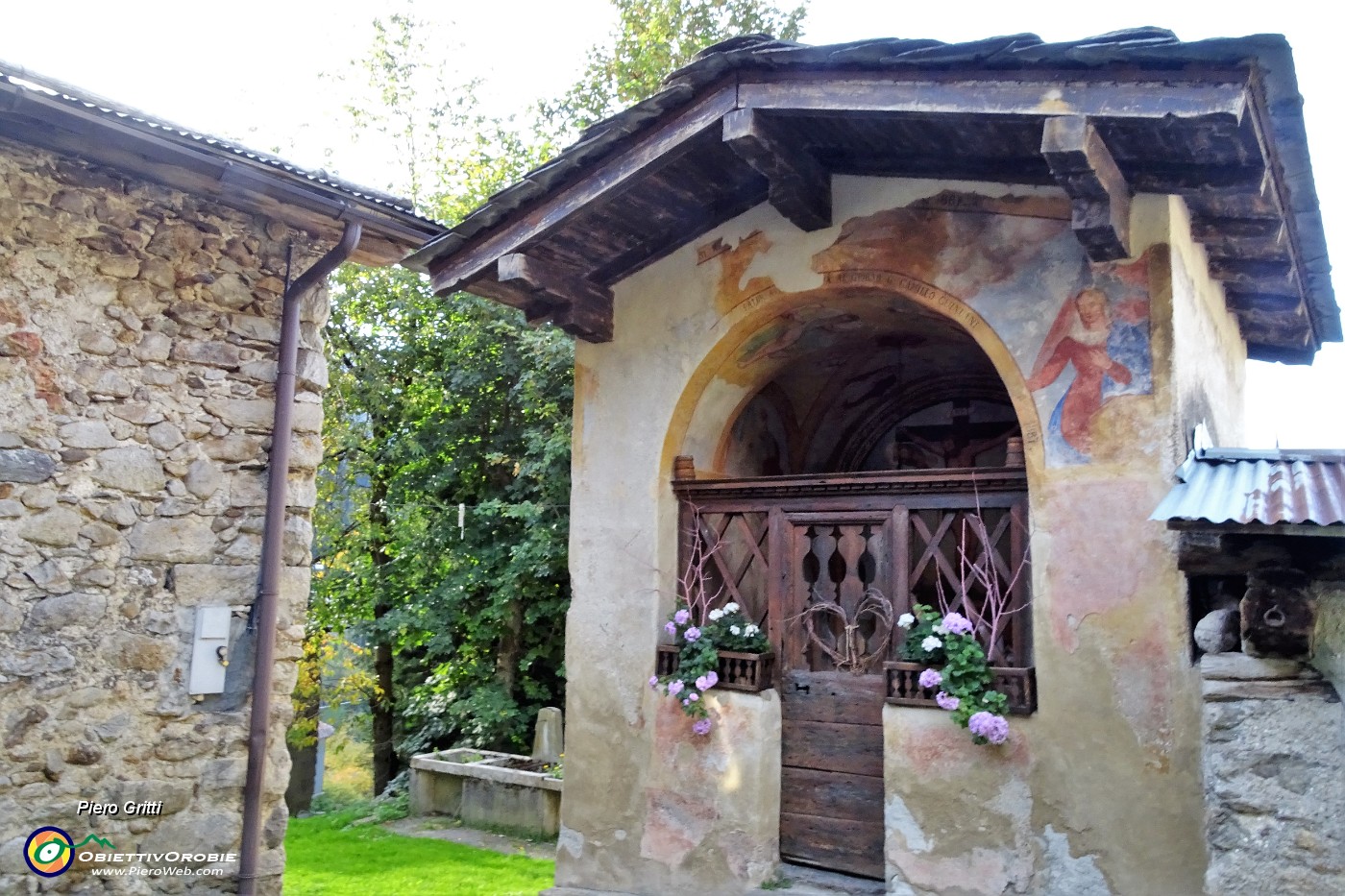 07 Antica cappella nella piazzuola di Piano .JPG